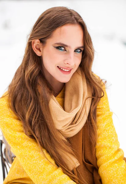Junge schöne Frau in einem Wollpullover posiert auf einem Hintergrund — Stockfoto