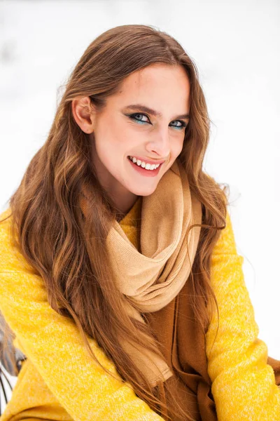 Молода красива жінка в вовняному светрі позує на фоні — стокове фото