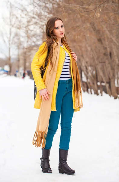 Jovem mulher bonita em casaco amarelo andando parque de inverno — Fotografia de Stock