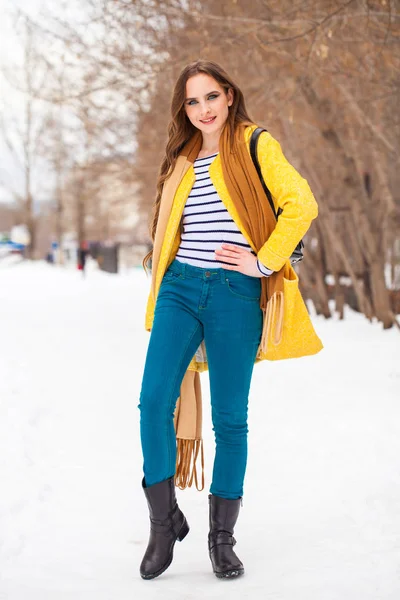 Joven hermosa mujer en abrigo amarillo caminando parque de invierno — Foto de Stock
