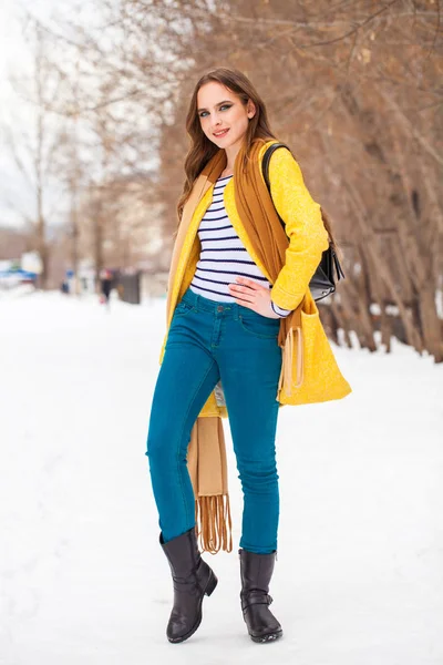 Młoda piękna kobieta w żółtym płaszczu spacery park zimowy — Zdjęcie stockowe