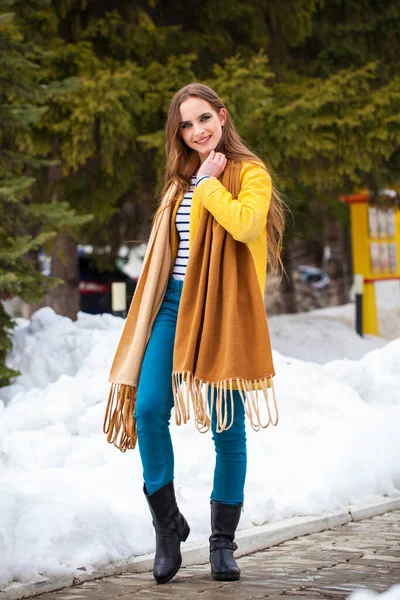 Joven hermosa mujer en abrigo amarillo caminando parque de invierno — Foto de Stock