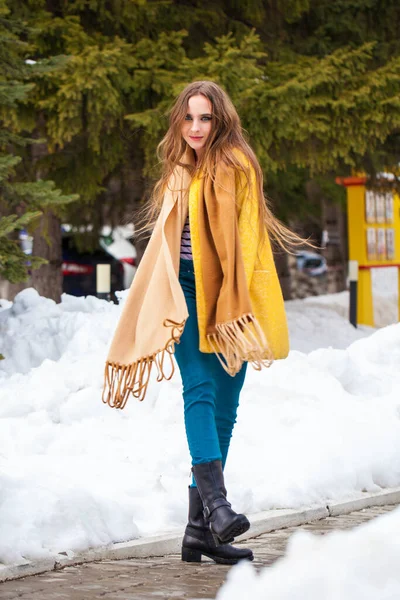 Jovem mulher bonita em casaco amarelo andando parque de inverno — Fotografia de Stock