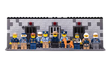 Rusya, Samara, 15 Şubat 2020 - Lego Şehri Minyatür Mimarlar İnşaatçısı Polis Alman çoban köpeği, hizmet köpeği
