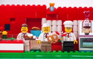 Rusya, Samara, 15 Şubat 2020 - Lego Şehri Bir fast food restoranında üç şef
