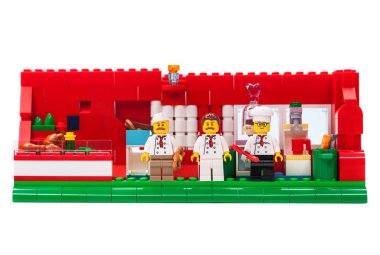 Rusya, Samara, 15 Şubat 2020 - Lego Şehri Bir fast food restoranında üç şef