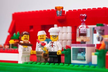 Rusya, Samara, 15 Şubat 2020 - Lego Şehri Bir fast food restoranında üç şef