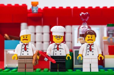 Rusya, Samara, 15 Şubat 2020 - Lego Şehri Bir fast food restoranında üç şef
