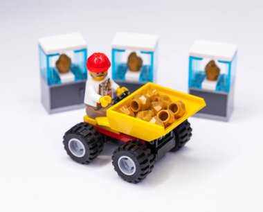 Rusya, Samara, 15 Şubat 2020 - Lego Şehri Minyatür Madencisi altın madeni taşıyor