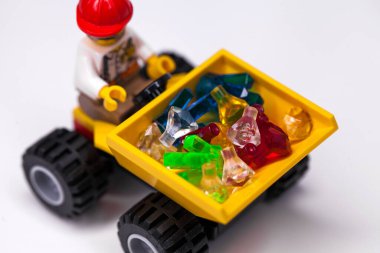 Rusya, Samara, 15 Şubat 2020 - Lego Şehri Minyatür Madencisi altın madeni taşıyor