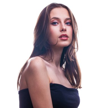 Güzellik uydur. Beyaz arka planda izole edilmiş güzel bir kızın portresi.