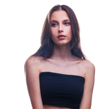 Güzellik uydur. Beyaz arka planda izole edilmiş güzel bir kızın portresi.