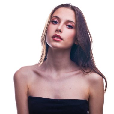 Güzellik uydur. Beyaz arka planda izole edilmiş güzel bir kızın portresi.