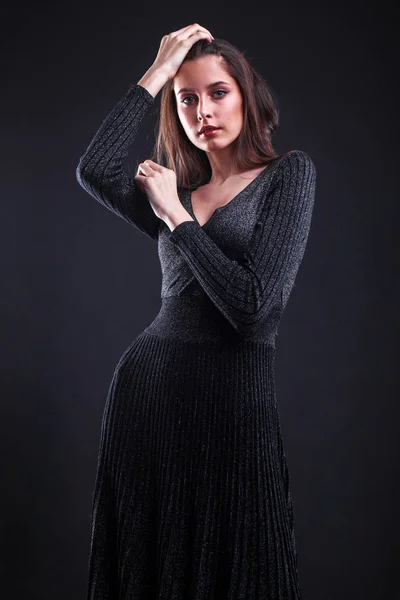 Portret Młodej Pięknej Kobiety Czarnej Obcisłej Sukience Czarnym Tle Ściany — Zdjęcie stockowe