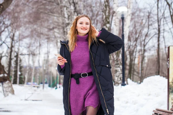 Porträtt Ung Snygg Flicka Svart Lång Dunjacka Poserar Vinterpark — Stockfoto