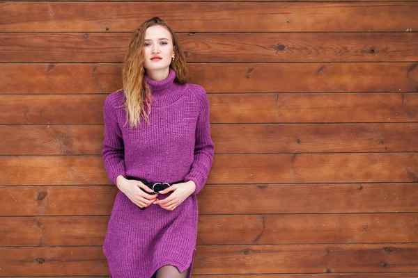 Potret Seorang Wanita Muda Cantik Dengan Sweater Ungu Berpose Latar — Stok Foto