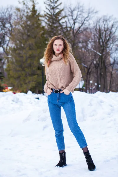 Porträtt Ung Vacker Blond Kvinna Beige Tröja Poserar Vinterparken — Stockfoto