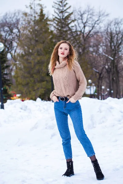 Retrato Una Joven Hermosa Mujer Rubia Suéter Beige Posando Parque — Foto de Stock