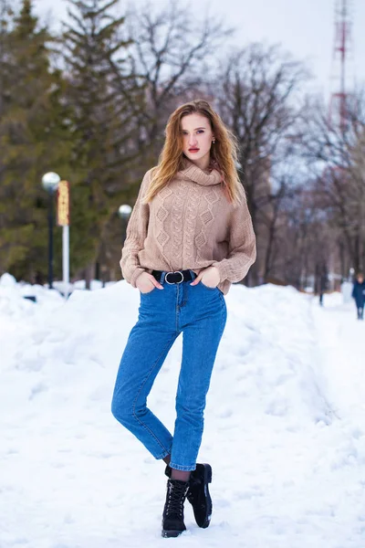 Ritratto Una Giovane Bella Donna Bionda Maglione Beige Posa Nel — Foto Stock