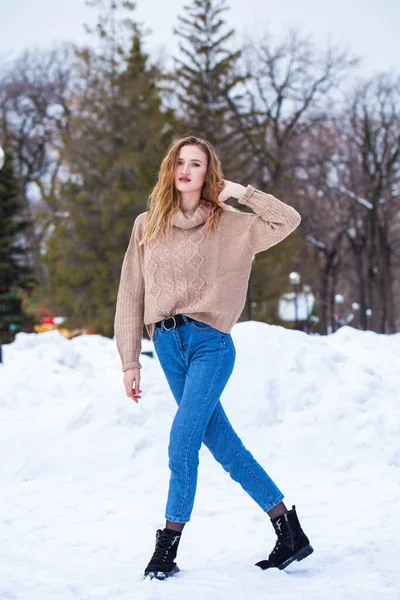 Portret Młodej Pięknej Blondynki Beżowym Swetrze Pozującej Zimowym Parku — Zdjęcie stockowe