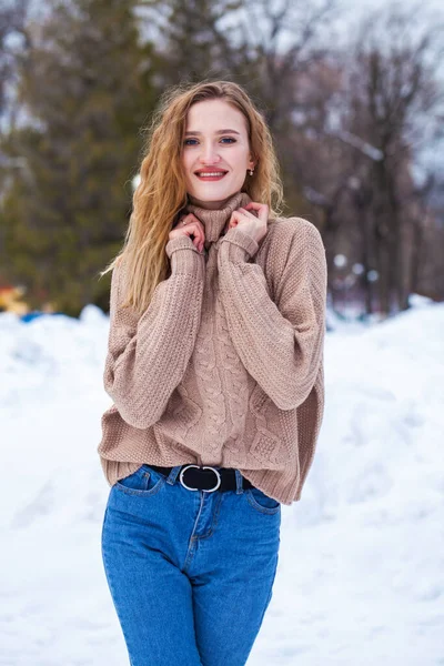 Retrato Uma Jovem Bela Mulher Loira Suéter Bege Posando Parque — Fotografia de Stock