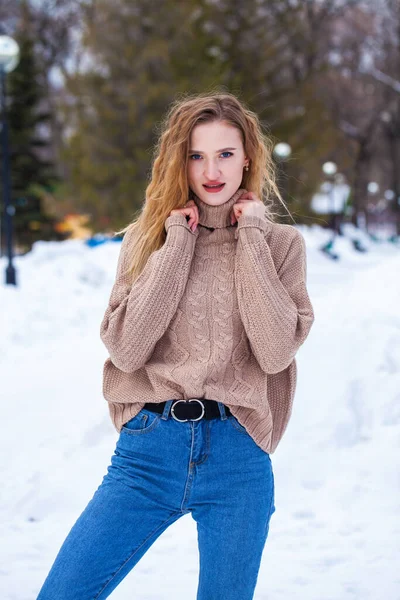 Портрет Молодой Красивой Блондинки Бежевом Свитере Позирующей Зимнем Парке — стоковое фото