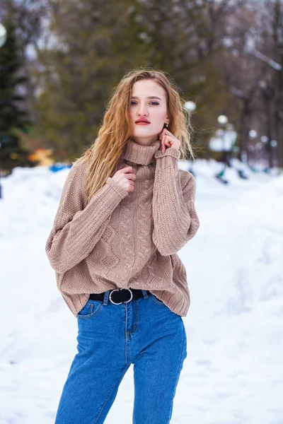 Ritratto Una Giovane Bella Donna Bionda Maglione Beige Posa Nel — Foto Stock