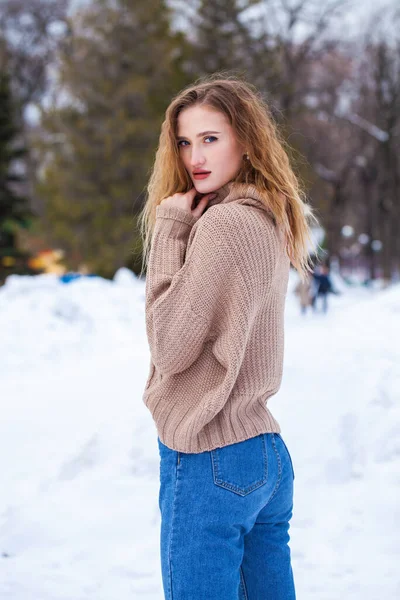 Portret Van Een Jonge Mooie Blonde Vrouw Beige Trui Poseren — Stockfoto