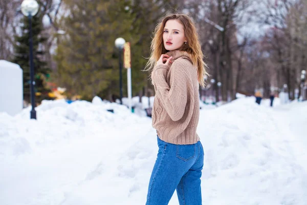 Ritratto Una Giovane Bella Donna Bionda Maglione Beige Posa Nel — Foto Stock