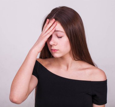 Gri arka planda izole edilmiş güzel esmer bir modelin yakın portresi.