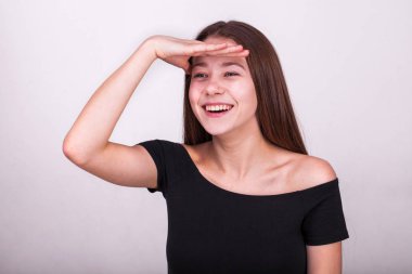 Gri arka planda izole edilmiş güzel esmer bir modelin yakın portresi.