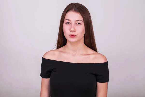 Tutup Potret Model Muda Berambut Coklat Yang Indah Yang Terisolasi — Stok Foto