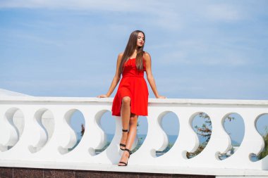 Tam büyüme Portre, sokakta kırmızı elbiseli genç güzel esmer kadın, yaz açık havada