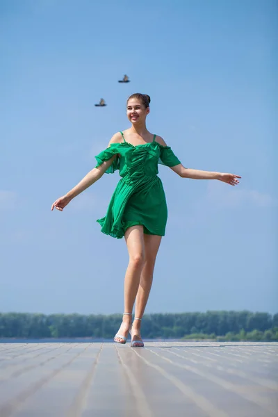 Retrato Pleno Crecimiento Joven Hermosa Mujer Morena Vestido Verde Caminando —  Fotos de Stock