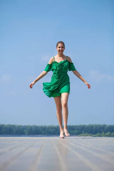 Retrato Pleno Crecimiento Joven Hermosa Mujer Morena Vestido Verde Caminando —  Fotos de Stock