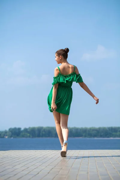 全身性感女人 年轻的美丽的黑发女孩走在萨马拉伏尔加河的堤岸 — 图库照片