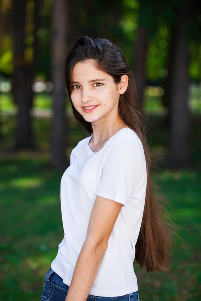 Porträtt Ung Vacker Brunett Flicka Vit Shirt Bakgrund Sommarpark — Stockfoto