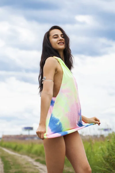 Портрет Молодой Красивой Женщины Цветной Тунике Позирующей Фоне Лугового Поля — стоковое фото