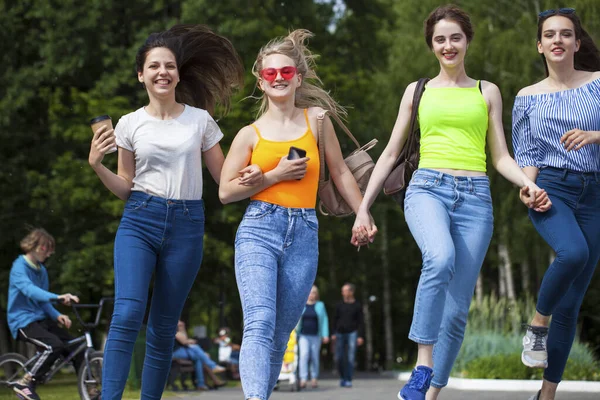 Mulheres Felizes Corpo Inteiro Jeans Azuis Andando Parque Verão Livre — Fotografia de Stock
