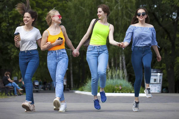 全身快乐的女人穿着蓝色牛仔裤走在夏天公园 — 图库照片