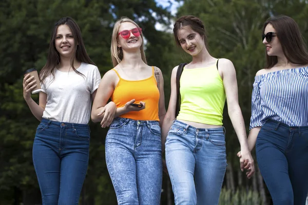 Närbild Fyra Lyckliga Skolflickor Som Går Sommarpark — Stockfoto