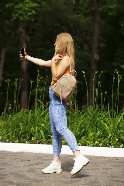 Ung Vacker Flicka Med Mobiltelefon Promenader Sommarparken — Stockfoto