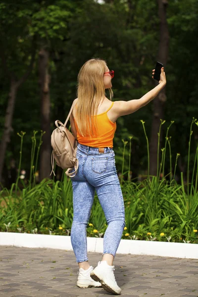 Menina Bonita Nova Com Telefone Celular Caminha Parque Verão — Fotografia de Stock