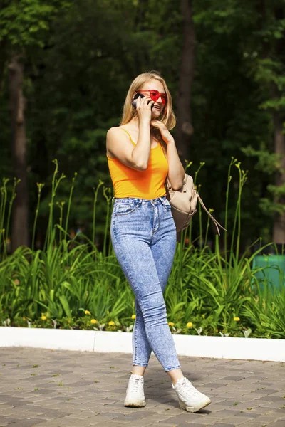 Joven Hermosa Chica Con Teléfono Celular Camina Parque Verano —  Fotos de Stock