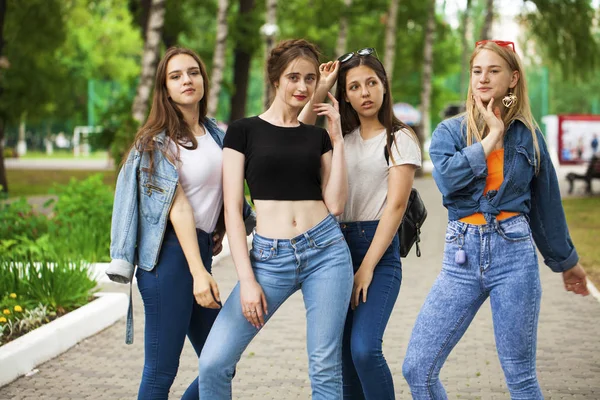 Cerca Cuatro Colegialas Posando Parque Verano —  Fotos de Stock