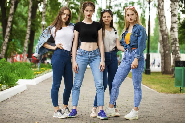 Close Vier Schoolmeisjes Poseren Het Zomerpark — Stockfoto