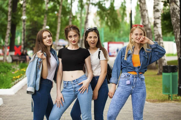 Cerca Cuatro Colegialas Posando Parque Verano —  Fotos de Stock