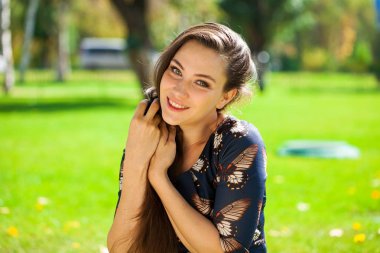 Portre yakın genç güzel esmer kadın, yazlık park açık havada