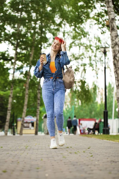 Cuerpo Completo Happy Young Blonde Girl Jeans Azules Caminando Parque —  Fotos de Stock