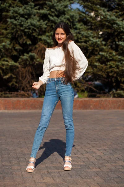 Menina Morena Muito Elegante Jeans Azuis Blusa Branca Posando Fundo — Fotografia de Stock